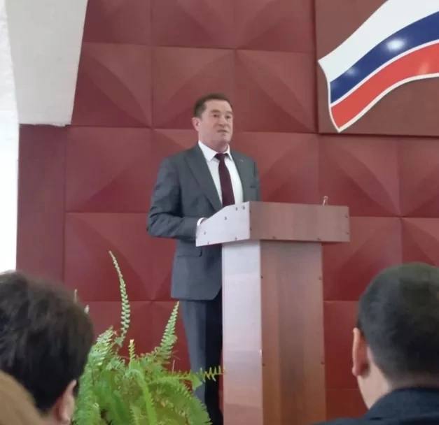 В Башкирии мэр Баймака подал в отставку  Мэр Баймака Радмир Исянбаев уходит с поста главы города. Об этом он сообщил в своих соцсетях.   «Ухожу в тот момент, когда чувствую: сделано многое и можно с чистой совестью передать эстафету дальше», – сказал мэр города.  Радмир Исянбаев отметил, что за годы в должности мэра был запущен ключевой проект «Баймак. Ветер перемен», построена обновленная центральная площадь с благоустройством прилегающих территорий, благоустроены дворы, скверы, созданы новые общественные пространства.  Также завершается реконструкция городского парка отдыха и культуры им. С. Юлаева.  Радмир Исянбаев поблагодарил жителей за доверие и честный диалог.  «Впереди – новые горизонты и планы, в которые я вложу не меньше души, а город всегда будет в моем сердце», – добавил он.