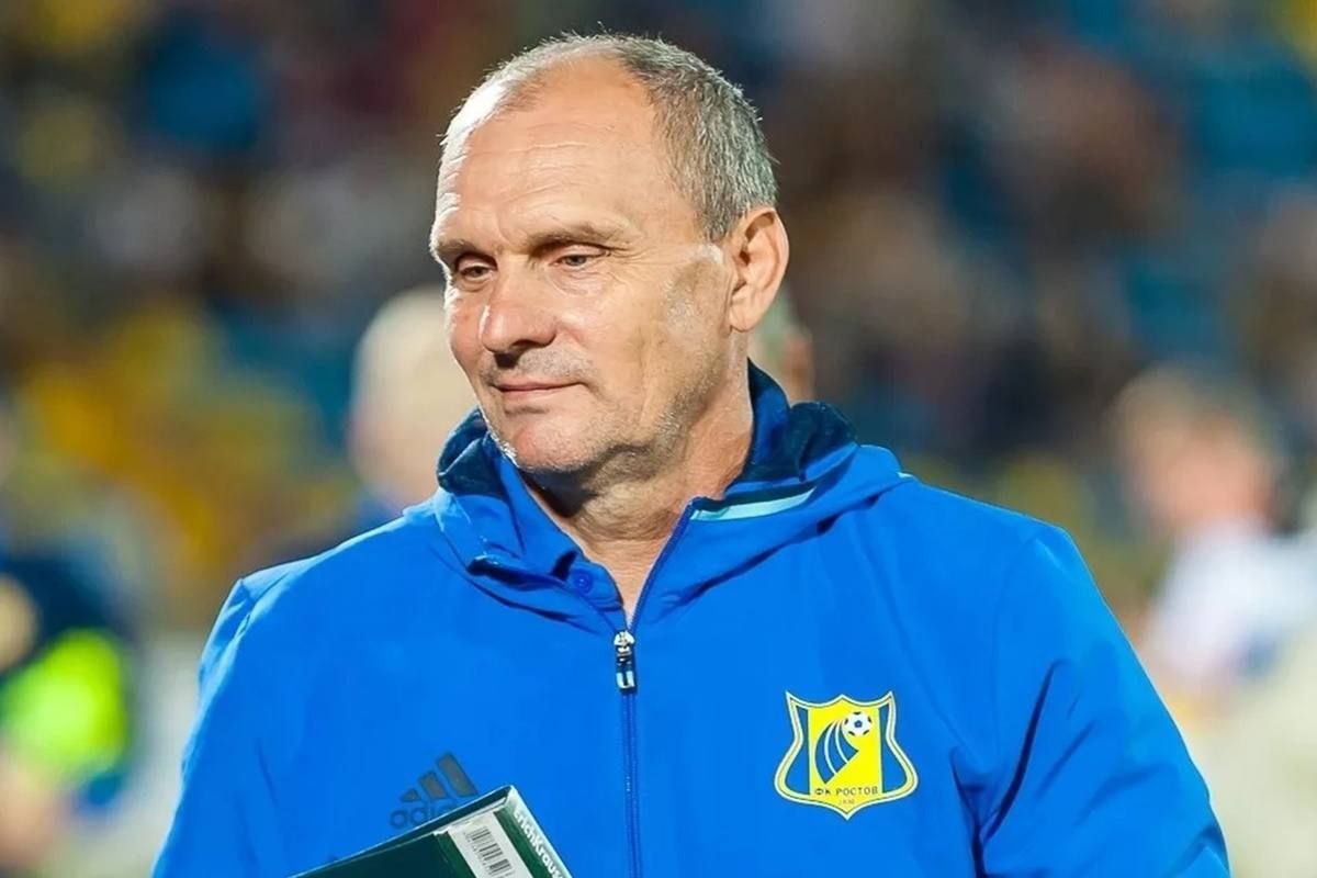 Тренера вратарей Сборной России по футболу уличили в многожёнстве Как пишут СМИ, Валерий Кафанов заключил второй брак в 2018 году, хотя женился ещё в 1998-м. Предполагается, что для этого он сделал второй паспорт. Теперь первая жена, да и сам многожёнец, обратились в суд с просьбой расторгнуть первый брак. Как такое могло произойти, предположила в эфире адвокат Виктория Данильченко: В 1998 году Госуслуг наших дорогих не было. И та самая цифровая систематизация, которая сегодня существует, конечно, желала лучшего, тут даже говорить не о чем. Это, конечно, оплошность, в том числе и ЗАГСа. Он не мог не помнить, что он женат. Может так девушка понравилась, но, конечно, он понимал, что делает. Эксперт рассказала, как супруги будут делить имущество в этом случае: Если он всё-таки хочет расторгнуть брак, который был заключён в 1998 году, то второй брак признают недействительным. А дальше начинается интересное. Первая жена может претендовать на то имущество, которое он нажил непосильным трудом в другом браке. В семейном праве и в судебной практике есть такое понятие как фактическое прекращение семейных отношений. И зачастую супруги начинают биться за дату фактического прекращения совместного проживания. Это значит, что даже нечестным с точки зрения закона вторым браком он подтвердил, что он с первой женой уже всё равно не жил. Грамотный адвокат тренера будет биться за то, что фактическим распадом семьи была регистрация, пусть даже такого нелепого брака.