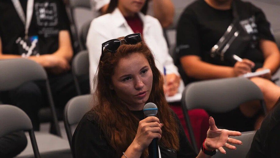 Молодежь из Херсонской области поучаствовала в слете «Новые медиа — тренд молодежи» Активисты из десяти округов Херсонской области приняли участие в слете «Новые медиа — тренд молодежи», которой прошел в Бердянском Центре созидания «Маяк». Также в мероприятии поучаствовали представители из Запорожской области и Донецкой Народной Республики, сообщили в пресс-службе регионального Министерства молодежной политики. «Ребята у федеральных экспертов поучились как работать внутри команды, так и разрабатывать проекты. Я уверен, что в дальнейшем ребята объединятся в одно сообщество и начнут создавать уникальный контент, показывающий развитие нашего региона», — отметил директор медиа-слета «Новые медиа — тренд молодежи», заместитель директора Молодежного центра «Патриот» Матвей Бухаров. Фото: Официальный Телеграм-канал Министерства молодежной политики Херсонский области Читать полностью , VK и ОК и читайте новости на нашем сайте