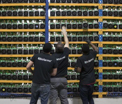 Крупные криптомайнеры сворачивают добычу биткоина и уходят в ИИ Американская майнинговая компания Bitfarms объявила о полной переориентации вычислительных мощностей в ИИ сферу к 2027 году Компания считает что индустрия ИИ прибыльнее добычи биткоина и планирует задействовать свои 341 МВт для развертывания тысяч серверных стоек NVIDIA GB300 NVL72