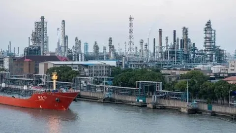 Китай планирует возобновить экспорт авиационного бензинового и дизельного топлива с мая Это может существенно смягчить глобальный дефицит вызванный конфликтом с Ираном FT Согласно информации от торговых источников крупные государственные нефтяные компании подали заявки на экспортные разрешения Это указывает на возможное снятие запрета введенного в начале войны для защиты внутренних запасов jkinvest news jkinvest