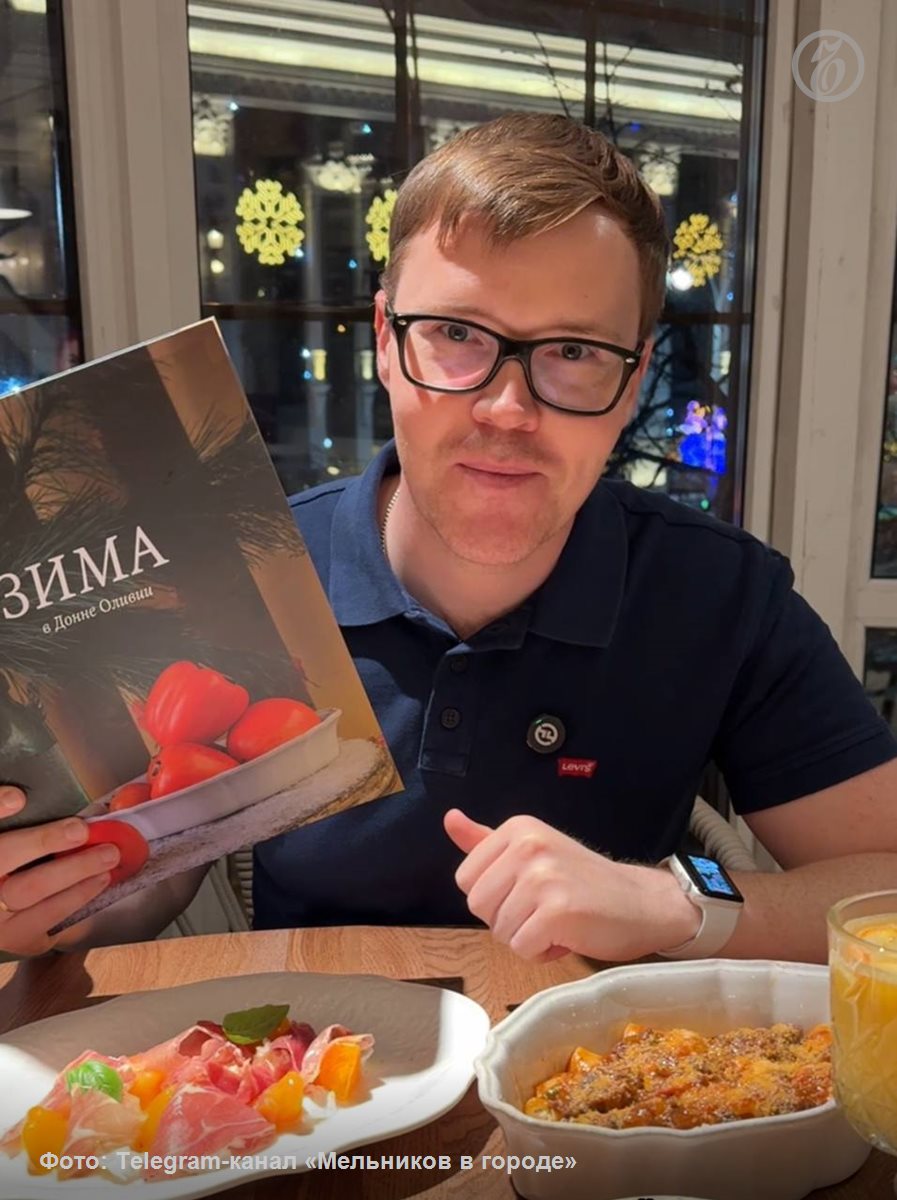 В возрасте 34 лет в Екатеринбурге умер популярный гастроблогер и автор нескольких городских Telegram каналов Алексей Мельников У него остались супруга и дочь Алексей Мельников вел в Telegram несколько каналов в них публиковалась информация о культурных событиях города ресторанах новости В самом крупном из них Афиша Екатеринбурга Новости насчитывается 80 3 тыс подписчиков Подписывайтесь на Ъ Урал