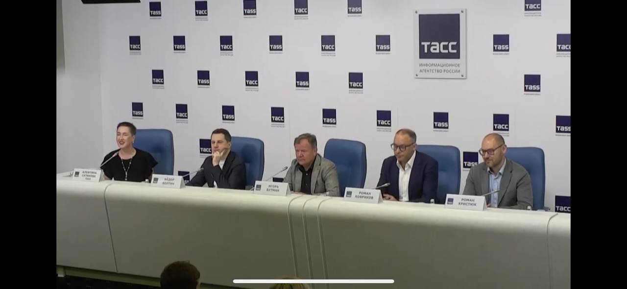 Сегодня в ТАСС Санкт-Петербург провели большую пресс-конференцию, посвященную старту II международного Санкт-Петербургского джазового фестиваля, с участием маэстро , Народного артиста России Алексея Гуськова, председателя Комитета по культуре Петербурга Федора Болтина, генерального директора ГМЗ «Петергоф» Романа Коврикова, лидера Zventa Sventana Тины Кузнецовой и Мари Долн Zap Mama . Северную столицу ожидают выступления более 600 музыкантов на 6 городских и 9 клубных площадках, впервые - Петергоф и Летний сад, впервые - джазовый парад на открытии фестиваля, впервые - голосование за победителей Всероссийской профессиональной джазовой премии. Буду рад встрече на площадках фестиваля на следующей неделе!