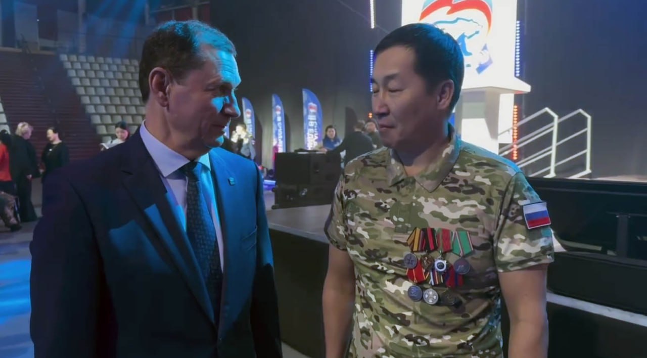 Сегодня 24 февраля физкультурно спортивный комплекс Улан Удэ собрал ветеранов специальной военной операции и боевых действий на форуме патриотов Поддержка Будущее Единство Участники СВО герои нашего времени Они готовы открыть для себя новые горизонты Они не хотят сидеть на месте они и дальше хотят служить Родине но уже в тылу И этот форум им поможет найти полезные контакты работу специальность заявил мэр Улан Удэ Игорь Шутенков На месте участники специальной военной операции проходили собеседования на работу К ярмарке рабочих мест присоединилось более чем 50 предприятий республики Одновременно их консультировали по мерам господдержки возможностям образования и юридическим вопросам проводили диагностику здоровья