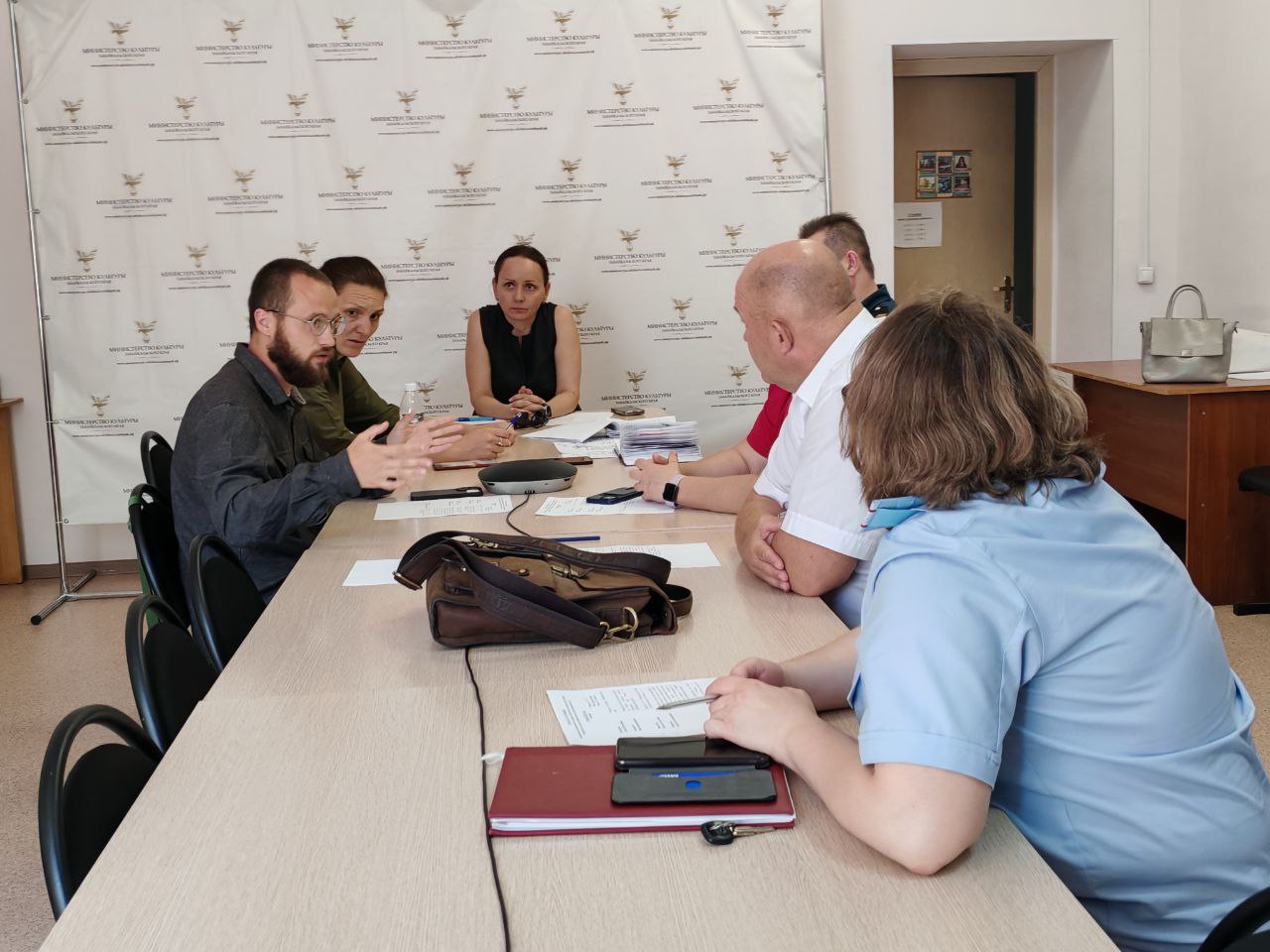 ‼ В Ингоде на территории этно-археопарка «Сухотино» купаться запрещено Министр культуры Забайкальского края Алёна Ячменёва 24 июня провела совещание по безопасности отдыхающих на территории этно-археопарка «Сухотино» – в реке Ингоде за последние несколько дней утонул 10-летний мальчик, 17-летняя девушка и 18-летний юноша. Подростки купались в районе парка, где берег не предназначен для купания и стоят таблички о его запрете. «Проблема в том, что в жару дети идут купаться тогда, когда их родители на работе и не знают об этом», – отметил представитель управления МВД России по Забайкальскому краю. Река в районе Сухотино давно стала излюбленным местом отдыхающих: несмотря на запрет и на установленные таблички там могут и купаться, и жарить шашлыки. В ближайшее время берег Ингоды на Сухотино будут патрулировать правоохранительные органы и работники археопарка. За нарушение запрета предусмотрен штраф как для купающихся взрослых, так и для тех родителей, дети которых будут замечены в реке или около неё без сопровождения. Минкультуры Забайкалья