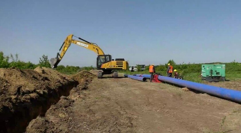 Водоснабжение улучшилось для жителей Перевальского района после реконструкции.  В Министерстве строительства и жилищно-коммунального хозяйства ЛНР рассказали, что этот водовод является единственным источником питьевой воды для жителей Зоринска, поселков Кипучая, Комсомольский, Байрачки, Софиевка, в которых проживает в общей сложности более десяти тысяч человек.