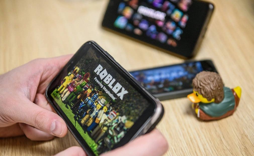 Генпрокурор штата Флорида Джеймс Утмейер подал судебный иск против игровой платформы Roblox и обвинил ее в недостаточных мерах по защите несовершеннолетних пользователей от педофилов Защитите наших детей любой ценой Roblox должен стать для родителей самым важным сигналом пробуждения в новом году написал Утмейер в Х и напомнил американским родителям что они первая линия обороны Роскомнадзор заблокировал игру Roblox в начале декабря из за распространения материалов экстремистской и террористической направленности а также из за того что с детьми прямо в чатах знакомятся педофилы Фото Илья Московец URA ru Global Look Press РБК в Telegram и MAX