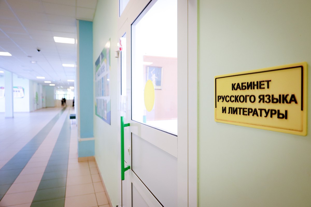 Согласно исследованию проведенному с привлечением искусственного интеллекта самым длинным словом в русском языке может считаться прилагательное тетрагидропиранилциклопентилтетрагидропиридопиридиновые состоящее из 55 букв Об этом РИА Новости сообщил заведующий кафедрой общего и русского языкознания Государственного института русского языка имени А С Пушкина Павел Катышев Как уточнил эксперт данная лексическая единица встречается в названии патента на изобретение зарегистрированного в 2006 году Катышев отметил что русский язык обладает уникальной способностью легко образовывать сложные многокомпонентные слова что объясняет быструю смену рекордов в этой категории Для сравнения согласно Книге рекордов Гиннесса в 2003 году самым длинным словом считалось превысокомногорассмотрительствующий 35 букв а ранее рентгеноэлектрокардиографического