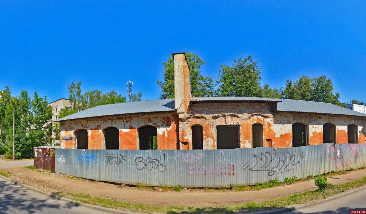 Дом жилой на улице Льва Толстого 14 восстановят за счёт льготного кредита В Пскове начнётся реставрация объекта культурного наследия регионального значения так называемого Дома жилого построенного в начале XX века и реконструированного в 1950 м Здание известное как Дом управляющего заводом Штейна долгие годы находилось в аварийном состоянии Теперь его ждёт вторая жизнь сохранение архитектурных черт в стиле эклектики с элементами классицизма обустройство коммерческих помещений на цокольном этаже адаптация под современное использование без утраты исторического облика Исторические здания становятся украшением улиц а их новое наполнение позволяет большему числу людей увидеть их изнутри отметил управляющий ВТБ в Псковской области Дмитрий Наумкин Проект часть нацстратегии по оживлению малых памятников силами бизнеса Благодаря льготному кредитованию такие инициативы становятся экономически реальными и превращают заброшенные особняки в живые точки городской среды Инвестор компания ООО Августина Финансирование льготный кредит от ВТБ в рамках федеральной программы ДОМ РФ Общая сумма по двум регионам Псковской и Нижегородской областям 350 млн рублей с поручительством Корпорации МСП