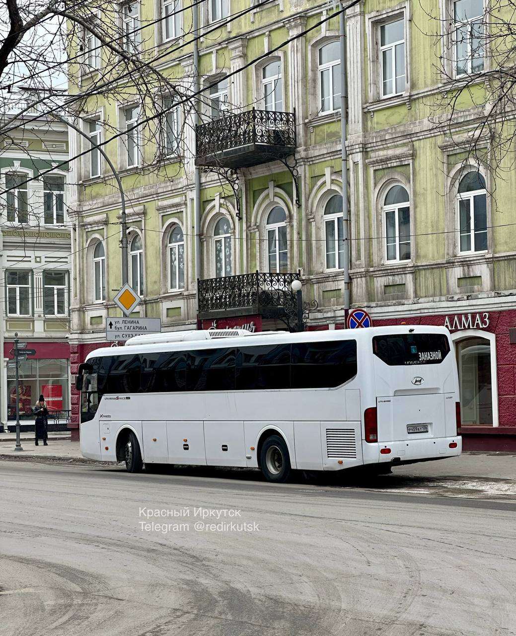 Иркутяне обратили внимание на нарушение туристическими автобусами правил дорожного движения на улице Карла Маркса.  Транспорт паркуется под запрещающим знаком в ожидании туристов с экскурсии, что затрудняет движение.    Подписаться   Прислать новость