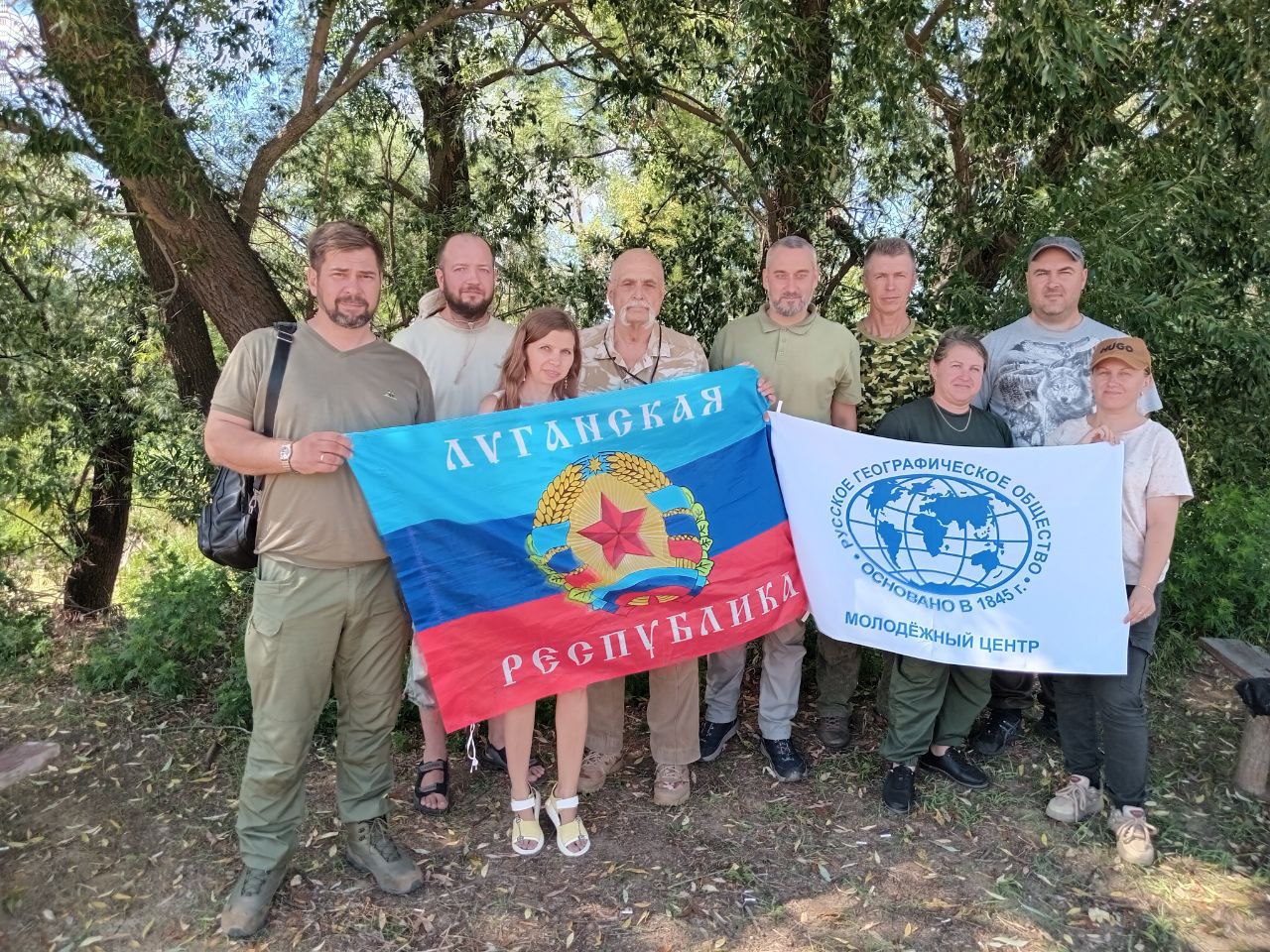 В Новопсковском округе состоялась рабочая встреча по вопросам сохранения биоразнообразия охраняемых видов растений и животных Представители Министерства природных ресурсов и экологии Луганской Народной Республики, Государственного казенного учреждения Луганской Народной Республики «Дирекция особо охраняемых природных территорий и объектов» и Русского географического общества провели рабочую встречу по вопросам сохранения биоразнообразия охраняемых видов растений и животных на территории Новопсковского муниципального округа. В ходе мероприятия участники обследовали долину реки Белой, провели анализ биологического разнообразия и редкого генофонда Новопсковского муниципального округа, обсудили вопросы ведения государственного мониторинга объектов животного мира, в том числе занесенных в Красную книгу. Особое внимание было уделено вопросу создания межрегиональной особо охраняемой природной территории «Белая река». «В результате боевых действий значительный урон нанесен особо охраняемым природным территориям Республики, а также биоразнообразию региона. Поэтому, создание новых особо охраняемых природных территорий и расширение комплекса мероприятий по их исследованию и защите являются для нас первостепенными задачами», – отметил начальник отдела использования охотничьих ресурсов, животного мира, особо охраняемых природных территорий и объектов Красной книги Алексей Кайгородов.