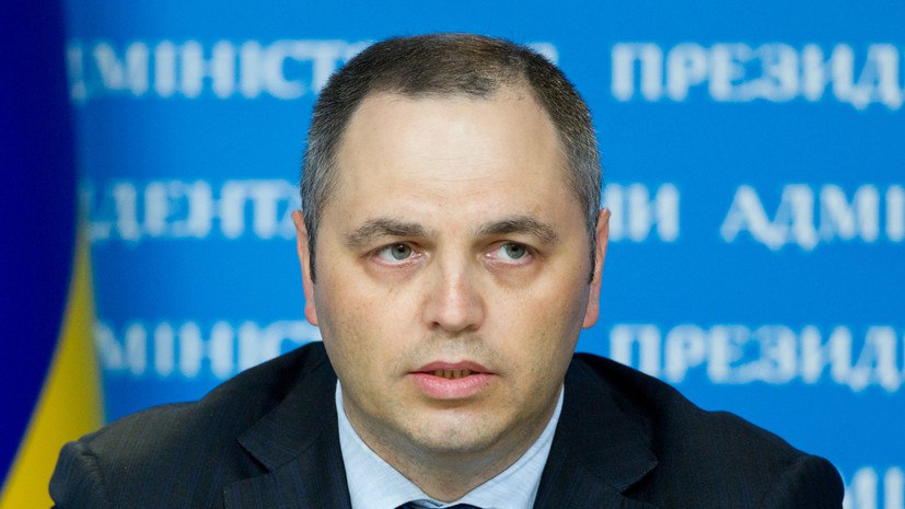В Испании застрелили экс-советника бывшего президента Украины Виктора Януковича — Андрея Портнова, сообщают местные СМИ. Он получил пять огнестрельных ранений в грудь и голову, когда отводил в школу своих детей. Портнов проживал в Испании с 2022 года. Убитый состоял в списках скандального украинского портала "Миротворец". Посол МИД РФ по особым поручениям Родион Мирошник допустил, что Портнов мог обладать опасной для Владимира Зеленского информацией, пишет RT.
