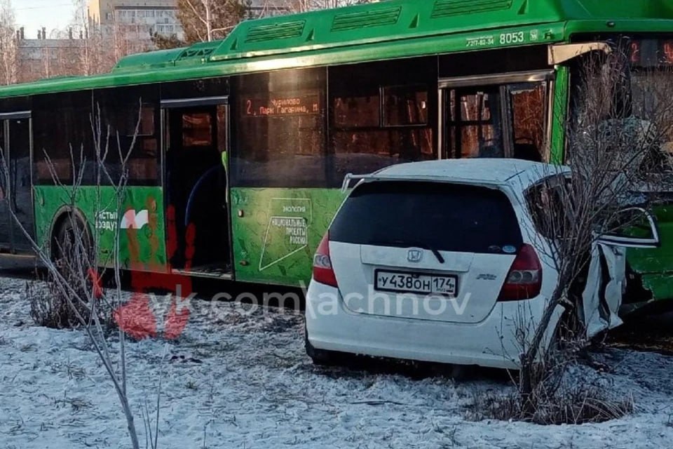 Водитель Honda пострадал в ДТП с автобусом на улице Татищева в Челябинске  В Челябинске 27 ноября на улице Татищева случилось ДТП с участием автобуса. По информации ГАИ, около 14:30 водитель легкового автомобиля Honda Fit не справился с управлением и выехал на встречную полосу. Как раз там ехал автобус № 2.  После столкновения иномарку отбросило с дороги. 39-летний водитель получил травмы. В автобусе никто не пострадал.  – Госавтоинспекция устанавливает все обстоятельства ДТП, – добавили в ГАИ.