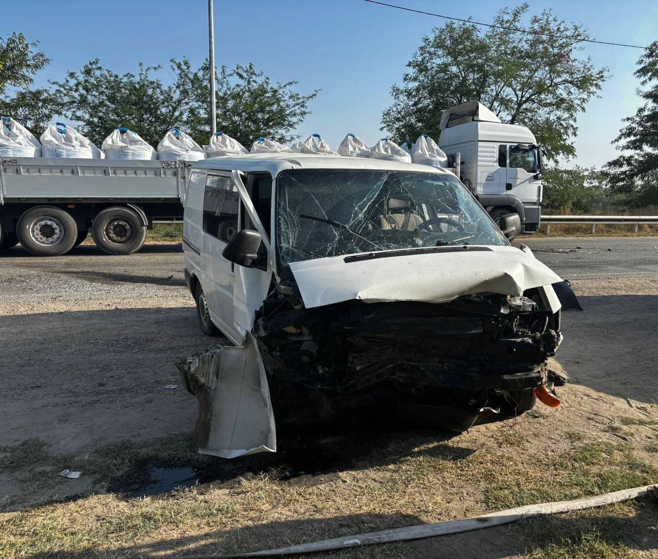 Гулькевичском районе в результате ДТП пострадали двое мужчин 06.08.2025 в 16:25 на автодороге Гулькевичи -Новоукраинское-Шевченко 10км+600м водитель управляя автомобилем БМВ, двигаясь со стороны города Гулькевичи в сторону села Новоукраинского, допустил выезд на полосу встречного движения без цели обгона, в результате чего допустил лобовое столкновение с транспортным средством Фольксваген Транспортер. В результате ДТП пострадали оба водителя. Госпитализированы с травмами различной степени тяжести. Источник Отдел МВД России по Гулькевичскому району