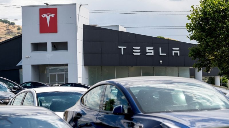 Продажи Tesla в Европе обвалились на 45,2%  За январь продажи электромобилей Tesla обвалились сразу на 45,2%. Об этом сообщает Bloomberg.  По данным Ассоциации европейских автопроизводителей  ACEA , в январе продано всего 9 945 электромобилей Tesla — это худший результат за последние два года.