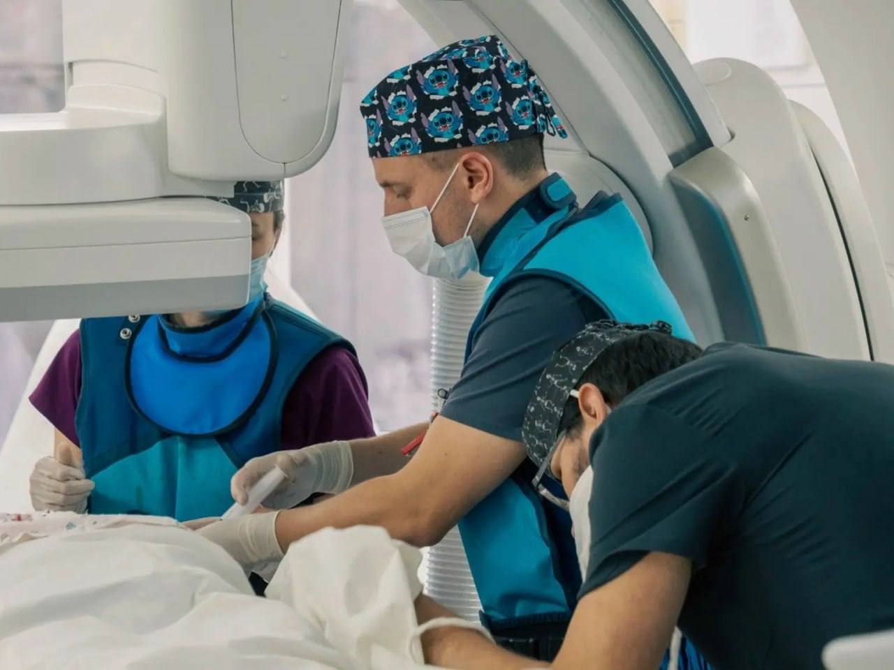 В Калуге спасли жизнь пациентки с тяжелейшей формой инфаркта 60 летнюю женщину доставили в Калужскую областную клиническую больницу с острым инфарктом миокарда осложнённым кардиогенным шоком критическим состоянием при котором сердце не может снабжать органы кровью Как рассказала министр здравоохранения Калужской области Анна Чернова стандартные методы вмешательства были сопряжены с экстремальным риском Проведение операции под наркозом или установка стентов для восстановления кровотока могли в любой момент привести к остановке сердца Выходом стало применение аппарата ЭКМО системы которая временно берёт на себя функции сердца и лёгких насыщая кровь кислородом и прогоняя её по организму С его помощью хирурги смогли безопасно провести стентирование и восстановить кровоснабжение сердца Операция завершилась успешно жизнь пациентки была спасена Женщина уже выписана из стационара и чувствует себя хорошо