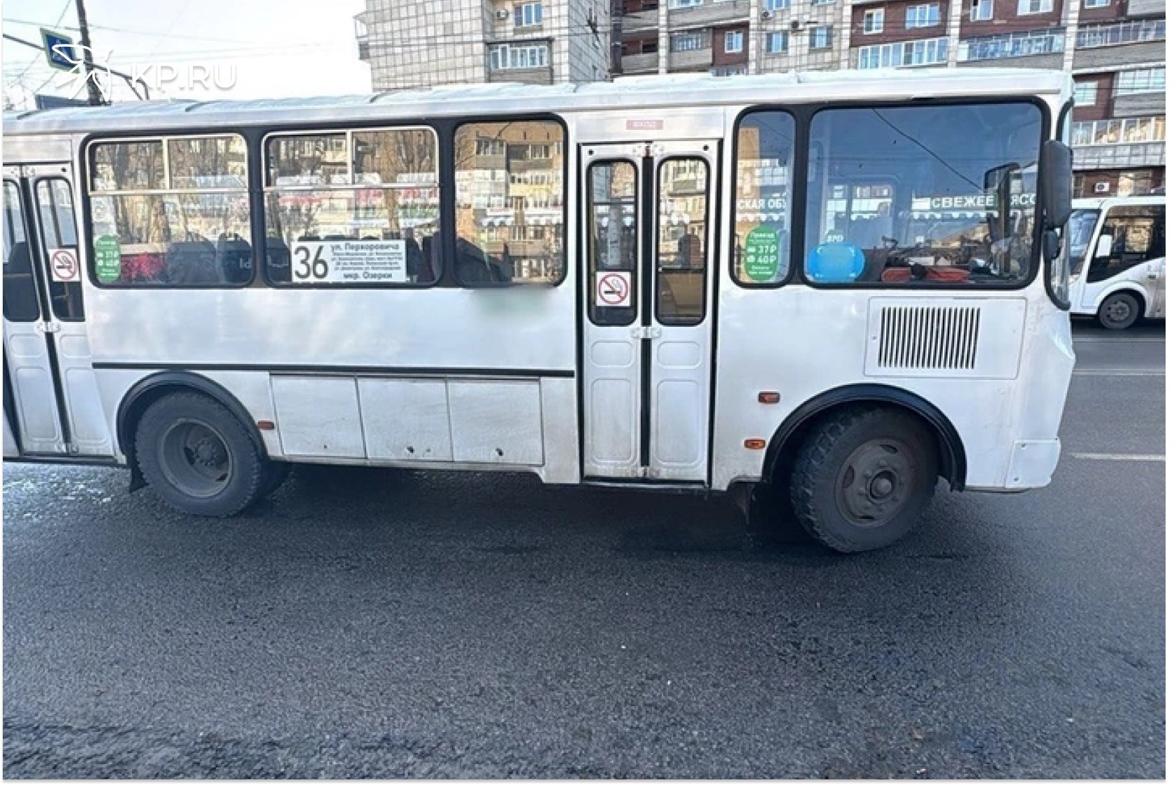 В Воронеже маршрутка сбила женщину на зебре Около 9 30 на улице Южно Моравской по предварительным данным дорожной полиции 52 летний водитель автобуса ПАЗ следовавший по маршруту 36 со стороны улицы Героев Сибиряков в направлении Шендрикова сбил 37 летнюю женщину которая переходила проезжую часть по регулируемому пешеходному переходу на разрешающий сигнал светофора Пострадавшую с травмами доставили в больницу