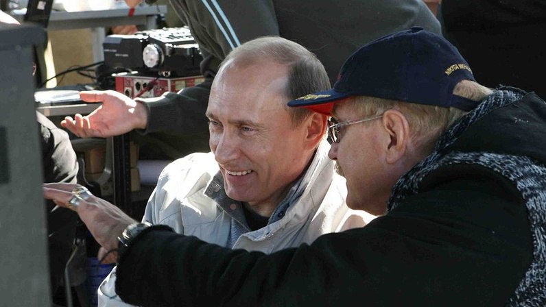 Юбилей и дружба история Никиты Михалкова и Владимира Путина На одном из юбилеев именитого кинорежиссера Никиты Михалкова произошел интересный инцидент президент Владимир Путин оказался облитым красным вином Президент отметил что виновник инцидента извинялся но алкоголь употреблять не прекратил Михалков которому 21 октября исполняется 80 лет известен не только в России но и за её пределами Его творчество включая фильмы Утомленные солнцем и Сибирский цирюльник принесло ему мировую славу Президент Путин считает Михалкова своим другом и патриотом России Russia News Подпишись