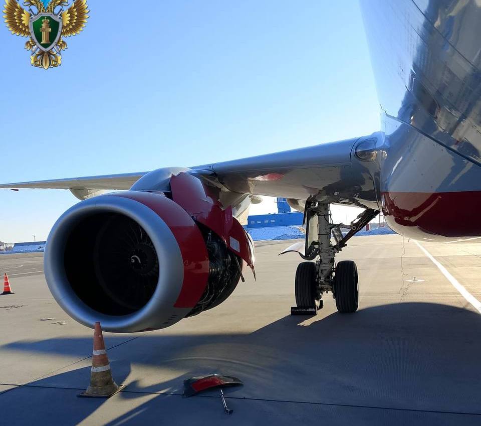 Подробности аварийной посадки самолета Владивосток Благовещенск По предварительным данным воздушное судно совершило аварийную посадку в 9 00 в аэропорту Хабаровск У самолёта оторвалась обшивка во время полета Посадка прошла в штатном режиме Из 90 пассажиров и 5 членов экипажа никто не пострадал Хабаровская транспортная прокуратура проводит проверку Также на контроле соблюдение прав пассажиров в период ожидания резервного судна для отправления по маршруту А Приморская транспортная прокуратура даст оценку техническим службам аэропорта Владивосток при подготовке судна к вылету ampravda