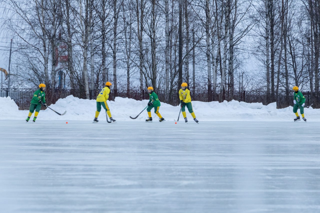 В Архангельске открылся Университетский каток На стадионе Буревестник САФУ начал работу Университетский каток площадка которая второй год подряд становится частью зимней инфраструктуры вуза и одновременно открыта для горожан 25 декабря первыми на свежий лёд вышли юношеская команда Водник 2011 и спортсменки клуба фигурного катания Стремление а организаторы подчеркнули что каток задуман не только как место для массового катания но и как база для занятий хоккеем и командными видами спорта Подробнее на сайте