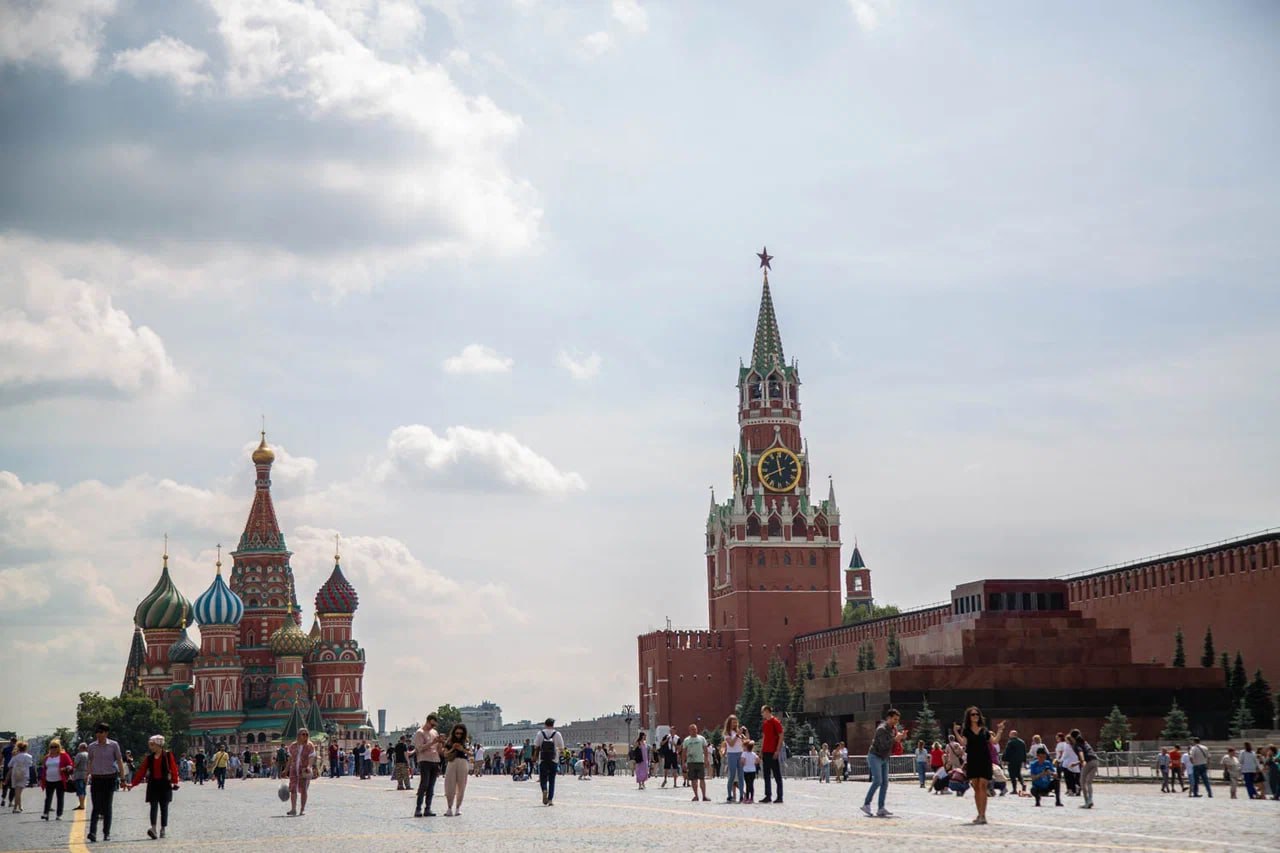 Блогерша из Дубая прошлась по центру Москвы в белых носках и удивилась их чистоте  Известная блогерша из Дубая Каролина Марлини провела эксперимент. Она посетила Москву и прошлась по центру города в белых носках. В результате они остались чистыми.  Девушка удивилась чистоте своих носков и выложила ролик в своих соцсетях. Следом видео блогерши у себя на официальном канале выложил Департамент ЖКХ Москвы.  Как сообщили в ведомстве, ролик собрал уже 7…