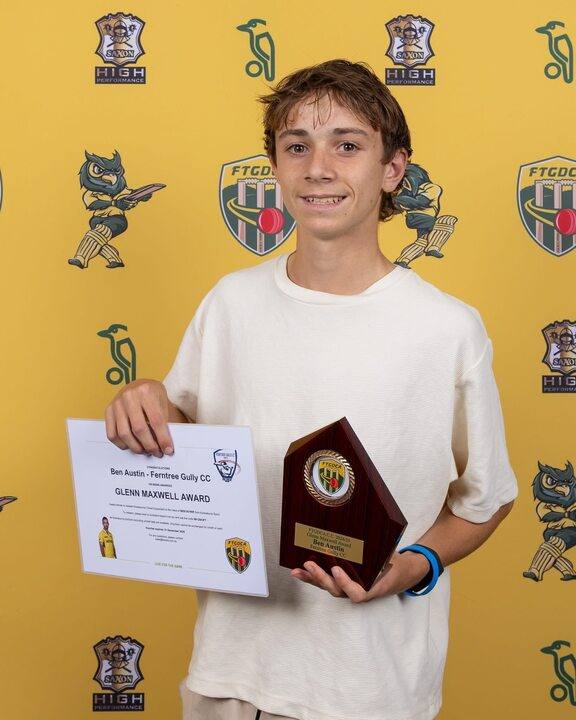 Австралийский игрок в крикет в возрасте 17 лет погиб во время тренировки По информации Australian Broadcasting Corporation мяч выпущенный устройством для метания снаряда попал Бену Остину в шею Подростка доставили в больницу в критическом состоянии где он позднее скончался Отмечается что Остин тренировался в шлеме но без защиты на шее Подписывайтесь на РИА Новости Спорт в MAX