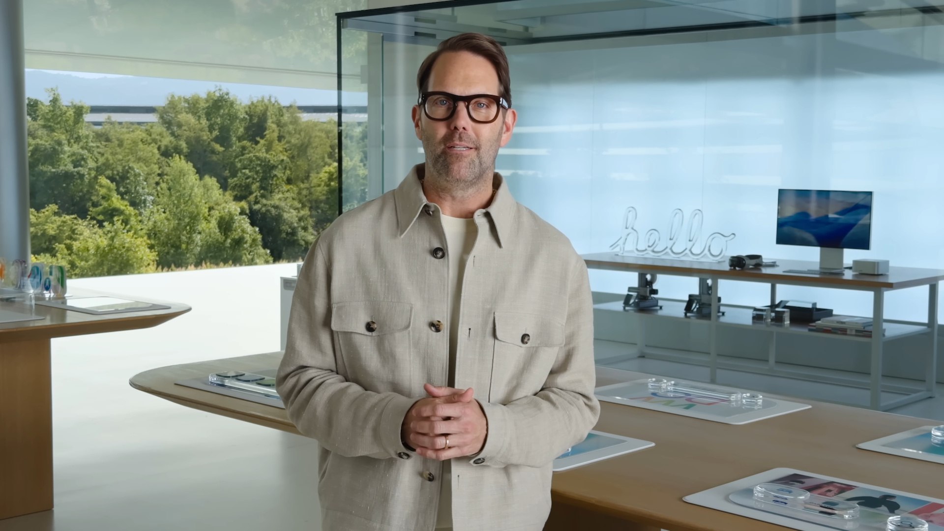 Цукерберг переманил ведущего дизайнера Apple представлявшего Liquid Glass на WWDC 2025 Вице президент Apple Алан Дай возглавлявший команду UI дизайнеров с 2015 года переходит в Meta для работы над интерфейсом будущих ИИ гаджетов сообщает Марк Гурман из Bloomberg Его уход станет значительной потерей для Apple Мало того что компания переживает отток талантливых дизайнеров после ухода Джони Айва в 2019 году так ещё и Meta успела представить свои ИИ очки Ray Ban Display раньше всех остальных Прямо сейчас Тим Кук всеми силами пытается ускорить разработку собственных умных очков на базе Visual Intelligence однако переход ведущего дизайнера к конкурентам ему в этом точно не поможет Алан Дай покинет Apple уже 31 декабря его место займёт ветеран компании Стив Лимей работающий в ней с 1999 года Meta признана в РФ экстремистской и запрещена на территории страны Автор Павел Урлапов