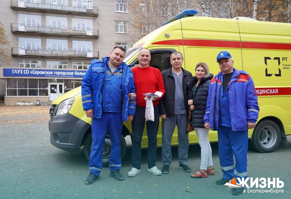 В Серове мужчину чудом спасли после того как его придавило 5 тонным автобусом ЧП произошло прямо в гараже стоявшая рядом машина внезапно покатилась и прижала Александра Иванова к стене Травмы были критическими переломанные рёбра пробили лёгкое началось кровоизлияние сердце оказалось сдавлено Но врачи не сдались В реанимации травматолог Бахриддин Достиев всё время разговаривал с пострадавшим чтобы удержать его в сознании Медики остановили кровотечение и буквально вернули мужчину к жизни Браво врачам Подписаться на Жизнь в Екб   Канал в MAX