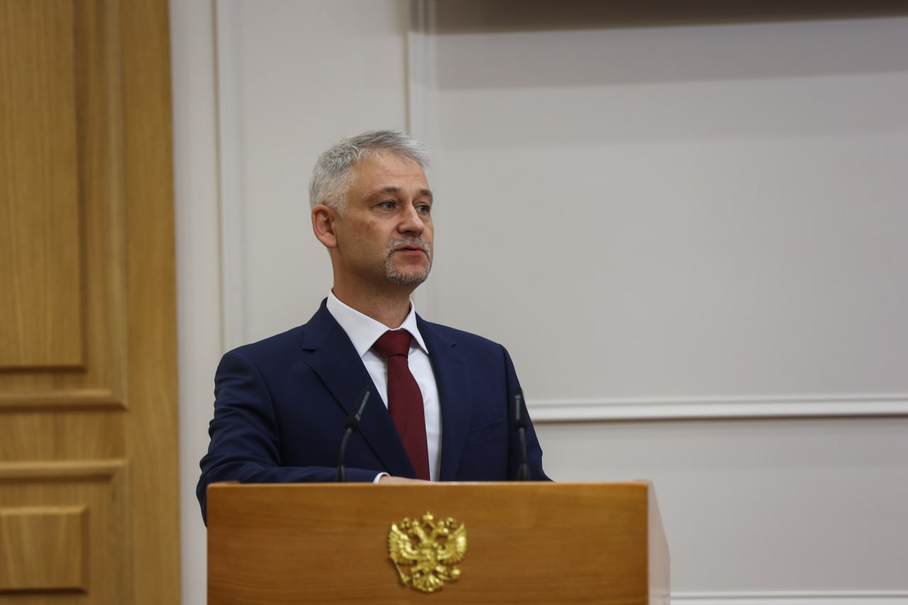 Совет Федерации назначил Константина Калиновского и Евгения Тарибо на должности судей Конституционного Суда Российской Федерации Их кандидатуры на пленарном заседании представил полномочный представитель Президента Российской Федерации в верхней палате парламента Артур Муравьёв.