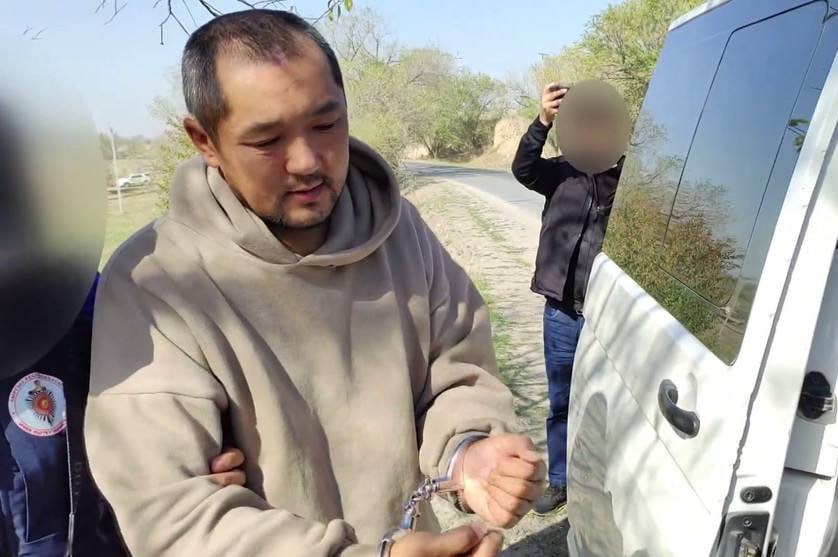 В СИЗО 1 умер подозреваемый по делу о резонансных убийствах девушек В СИЗО 1 найден мертвым Кумарбек Абдыров известный как бишкекский маньяк Об этом 24 kg сообщили источники По предварительной информации он покончил с собой ГCИН официально информацию пока не комментирует Кумарбека Абдырова задержали осенью прошлого года после гибели 17 летней Айсулуу По данным следствия он признался в этом преступлении а также в ряде других тяжких преступлений совершенных в разные годы 24KG Новости Кыргызстана