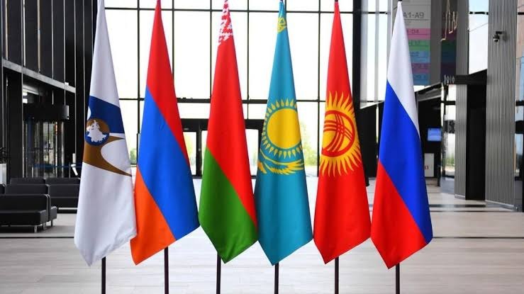 О РАЗВИТИИ ТАМОЖЕННОГО СОТРУДНИЧЕСТВА В ЕАЭС  В Евразийском экономическом союзе ЕАЭС уделяется приоритетное внимание развитию таможенного сотрудничества в целях ускорения таможенного администрирования и укрепления транзитного потенциала интеграционного объединения В 2024 г было подписано Соглашение о единой системе таможенного транзита ЕАЭС и третьей стороны В настоящее время осуществляется процедура внутригосударственного согласования После его ратификации и вступления в силу будет сформирована нормативно правовая база которая предоставит возможность подключать к этому Соглашению третьи страны Это позволит другим странам при транзите по территории государств ЕАЭС использовать единую транзитную декларацию единое обеспечение уплаты платежей а также даст правовую основу для информационного обмена по транзиту и применения электронных навигационных пломб В сентябре с г Коллегия Евразийской экономической комиссии ЕЭК приняла решение о порядке введения отслеживания перевозок в соответствии с Соглашением о применении в ЕАЭС навигационных пломб для этих целей от 2022 г Данное решение вступает в силу с 1 февраля 2026 г Так предусматривается постепенное внедрение механизма отслеживания перевозимых товаров с учетом их категории и используемых видов транспорта Согласованная работа ЕЭК и стран участниц ЕАЭС направлена на совершенствование таможенного администрирования использование цифровых технологий в этой сфере что создаст благоприятные условия для дальнейшего расширения и диверсификации внешнеторговых связей ЕАЭС а также повышения коммерческой привлекательности перевозок в том числе транзитных по территории ЕАЭС
