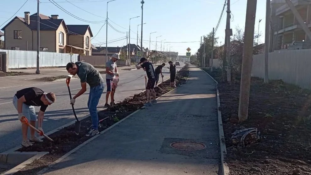 В Краснодаре высадят более 4,5 тысячи деревьев в рамках осенней программы  В Краснодаре продолжается осенняя высадка декоративных деревьев, в рамках которой до конца ноября планируют озеленить краевую столицу на 4,5 тыс. саженцев. Уже посажено 853 дерева, подготовлены участки для посадки еще 1,4 тыс. деревьев, сообщает в своем Telegram-канале вице-мэр города Максим Онищенко.         Подписывайтесь на «Ъ- Кубань-Черноморье» ДЗЕН ВКонтакте  Одноклассники