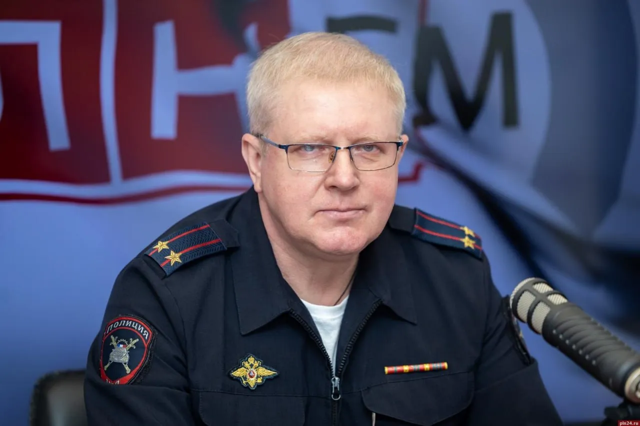 Больше 500 тысяч правонарушений выявлено на псковских дорогах за год с помощью видеокамер Руководитель ЦАФАП УГИБДД УМВД России по Псковской области Юрий Фёдоров рассказал в эфире ПЛН FM о результатах работы систем фотовидеофиксации Итоги 2025 года Вынесено 577 729 постановлений об административных правонарушениях Общая сумма штрафов 521 3 млн рублей Взыскано 386 9 млн рублей Структура нарушений Превышение скорости 89 515 999 случаев Непристёгнутый ремень 7 38 216 Нарушения на перекрёстках 1 5 8 474 Первый квартал 2026 года Вынесено 70 389 постановлений 10 к аналогичному периоду 2025 го 86 за превышение скорости 60 665 случаев 4 за неиспользование ремней безопасности 2 801 В начале 2025 года число камер временно сократилось из за истечения срока аренды но к концу первого квартала были заключены новые договоры работа систем восстановлена в полном объёме ПЛН в MAX