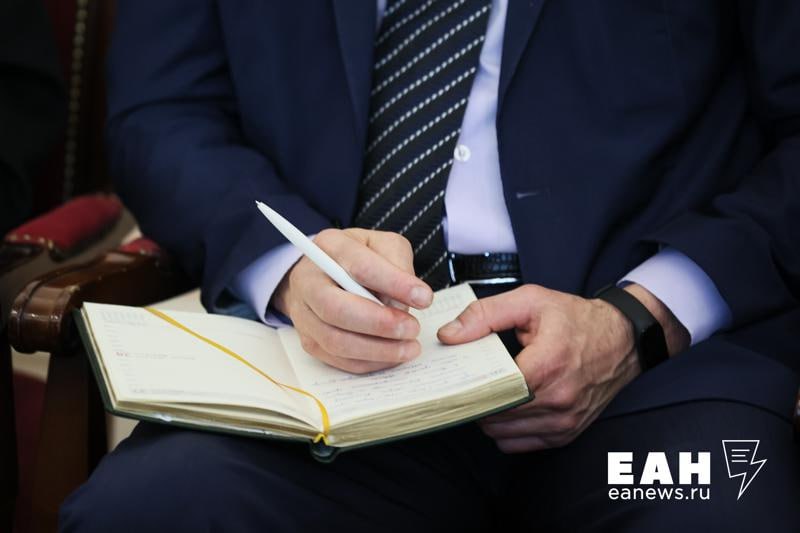 О долгах умерших будут предупреждать наследников С 1 ноября в России вступает в силу закон обязывающий нотариусов проверять наличие долгов у умерших граждан и уведомлять об этом наследников После открытия наследственного дела нотариус в течение трех рабочих дней направит запрос в Центральный каталог кредитных историй чтобы выяснить есть ли у покойного долги Получив эту информацию нотариус обязан уведомить наследников о наличии или отсутствии задолженностей Это позволит им принять взвешенное решение о принятии наследства EanNews