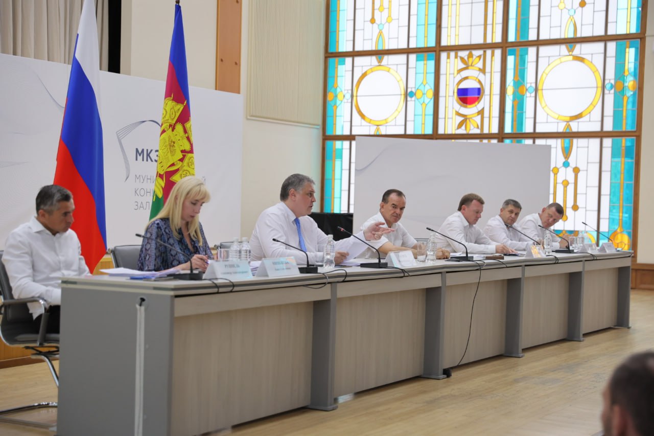 По поручению губернатора в Юбилейном микрорайоне Краснодара начнут работы по берегоукреплению С этим вопросом к губернатору на встрече с активом обратилась местная жительница Ирина Салина. Как пояснил глава Краснодара Евгений Наумов, проект укрепления правого берега реки Кубань получил положительное заключение госэкспертизы, но необходимы повторные инженерно-геологические изыскания и корректировки документации. – Работы по берегоукреплению очень важны для безопасности жителей Юбилейного микрорайона. Поэтому их нельзя затягивать. Как только данный проект пройдет необходимые корректировки, нужно разделить его на этапы и начинать реализацию, – поручил Вениамин Кондратьев.
