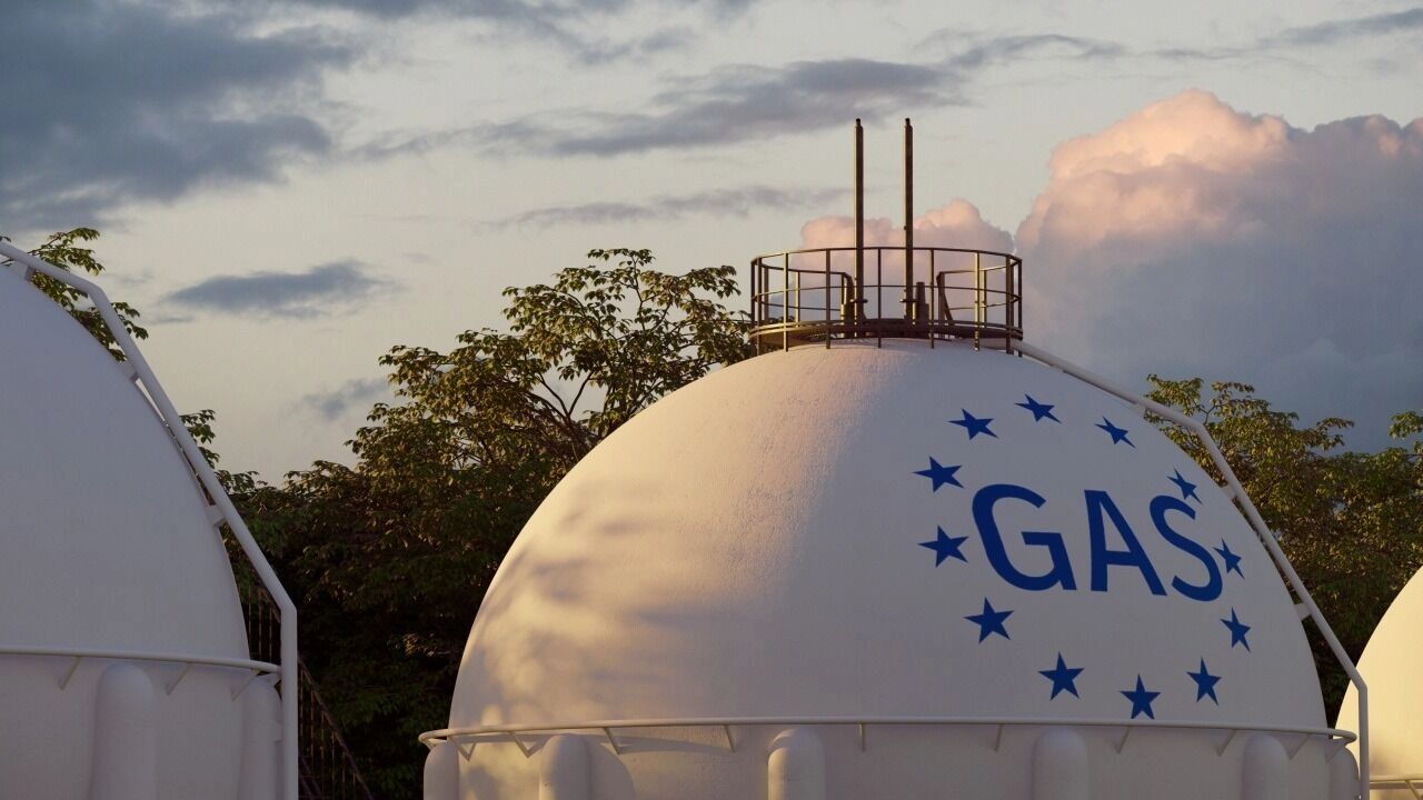 FT: ЕС в этом году может переплатить за газ для хранилищ €10 млрд Страны Евросоюза столкнутся с необходимостью увеличения расходов на пополнение газовых хранилищ к 2025 году, сообщает Financial Times 19 мая. Эксперты издания прогнозируют дополнительные затраты в размере €10 млрд по сравнению с 2024 годом. Основной причиной называют аномально холодную зиму, которая привела к значительному сокращению запасов газа. Кроме того, отмечается, что низкая ветрогенерация усилила зависимость от газовых ресурсов. После введения ограничений на поставки российского газа из-за СВО на Украине, ЕС принял решение о ежегодном заполнении хранилищ до 90% к летнему сезону. YouTube sponsr.ru