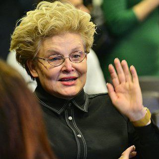 Елена Малышева стала в 4-й раз бабушкой  63-летняя теледоктор - мать двоих взрослых сыновей Юрия и Василия. В семье старшего сына трое детей - сыновья Игорь и Артур и дочь Анна, а теперь и младший сын Малышевой впервые стал отцом.  "У меня еще и у младшего сына этим летом родилась девочка — первый ребеночек. Что тут скажешь? Счастье! Здоровья всем нашим детям и внукам! И нам, бабушкам, тоже здоровья!", - написала Елена Малышева в соцсети, поздравляя Марину Юдашкину с годовщиной свадьбы ее дочери  Сыновья Малышевой со своими семьями давно живут в США. Старший Юрий работает кардиологом -кардиохирургом в одном из крупнейших медцентров Нью-Йорка «Маймонидес», а младший Василий получил в России юридическое образование , а в США закончил адвокатскую школу. Он основал свою компанию по разработке мобильных приложений, преподает в Нью-Йоркском университете  Новости Шоу-Бизнеса