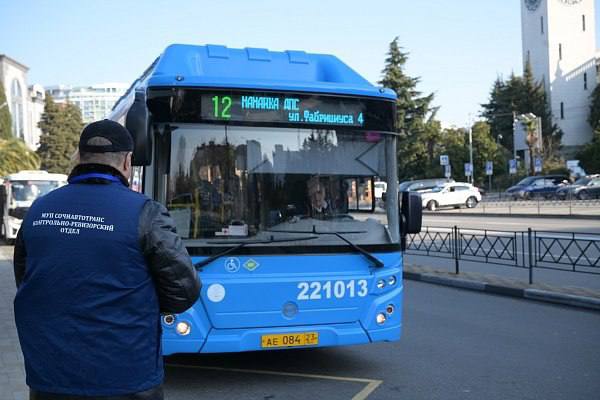 В общественном транспорте усилили контроль  Ежедневно проводятся рейды для выявления "зайцев". К мероприятиям привлекли сотрудников полиции для установления личностей тех, кто отказывается платить штраф и предъявлять документы.    Не оплатил проезд - получи штраф. Сейчас сумма штрафа составляет 1000 рублей.  Контролеры проверяют около 17 тысяч пассажиров в месяц. Только за январь составлено 102 административных материала за безбилетный проезд.    Новости Сочи 24