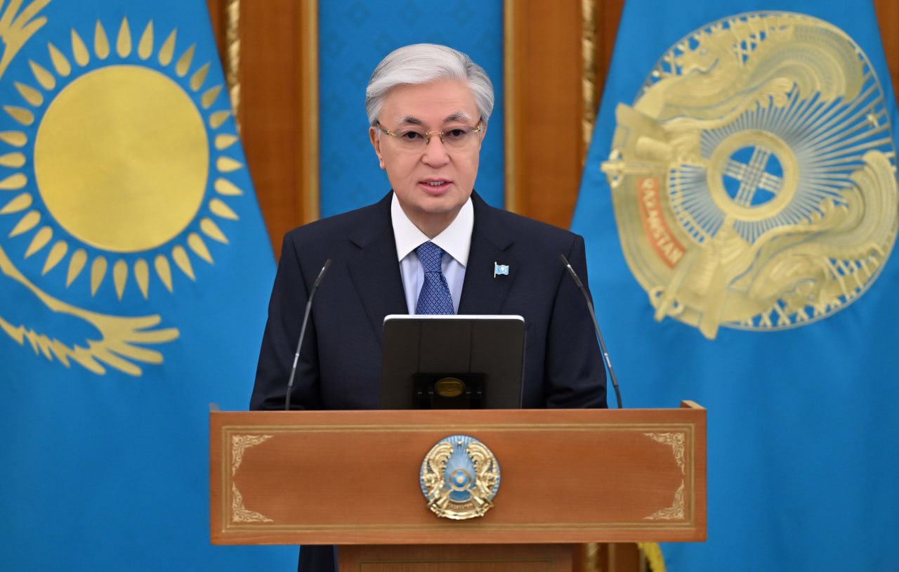 Токаев раскритиковал срыв проектов ТЭЦ Касым Жомарт Токаев заявил что затягивание строительства трех ТЭЦ которые планировалось реализовать при участии России является неприемлемым Подробнее   Задержка строительства теплоэлектроцентралей в Кокшетау Семее и Усть Каменогорске недопустима Об этом заявил президент Казахстана Касым Жомарт Токаев на встрече с работниками энергетической отрасли Глава государства подчеркнул необходимость реализации сразу нескольких энергетических проектов Необходимо построить тепловую электростанцию в городе Курчатове и теплоэлектроцентрали в Кокшетау Семее и Усть Каменогорске Все эти объекты должны работать на технологии чистого угля Однако реализация данных проектов затягивается считаю это неприемлемым заявил Токаев Соглашение о строительстве ТЭЦ в трех городах было подписано в 2024 году Документ предусматривал предоставление Казахстану льготного экспортного кредита со стороны России Однако весной этого года власти Казахстана заявили о проблемах с получением финансирования Вице премьер Казахстана Роман Скляр тогда сообщил что российская сторона не смогла обеспечить выделение льготного кредита Он отметил что в таком случае республика будет вынуждена искать альтернативных инвесторов для реализации проектов В июле стало известно что Казахстан начал строительство теплоэлектроцентрали в Кокшетау собственными силами В августе к проекту были привлечены подрядчики из Китая Министр энергетики Казахстана Ерлан Аккенженов на днях сообщил что на площадке ТЭЦ в Кокшетау уже ведутся земляные работы и осуществляется подготовка территории При этом по его словам Казахстан до сих пор не получил ответа от России по вопросу предоставления льготного кредита на строительство двух других ТЭЦ в Семее и Усть Каменогорске Этот вопрос казахстанская сторона поднимает в удобные моменты однако пока решения по льготному межгосударственному кредиту нет заявил министр Будьте в курсе последних новостей с TRT на русском