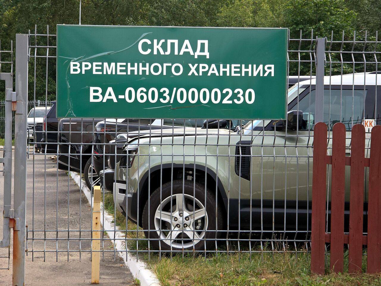 Импорт новых легковых автомобилей в Россию упал на 63%  За первое полугодие 2025 г. в Россию ввезли 149 300 новых легковых автомобилей, что на 63% меньше, чем за аналогичный период прошлого года. Тогда импорт составил 408 500 машин. Такие данные приводит агентство "Автостат".  Подавляющее большинство новых автомобилей  77%  было ввезено из Китая. Далее следуют Киргизия  8% , Белоруссия  4,7% , Южная Корея  4,4%  и Казахстан  2,2% . Доля каждой из остальных стран-импортеров не превышает 1%.  Среди брендов по объему импорта лидирует Changan с долей 15,8%. Далее следуют Geely  10% , Haval  6,9% , TANK  6,5%  и Toyota  5% . Самые популярные импортируемые модели – Changan UNI-S/CS55 Plus, Geely Monjaro, Changan CS35 Plus, Haval M6 и TANK 300.  В конце I квартала 2025 г. на складах автодилеров скопилось около 500 000 непроданных новых легковых автомобилей. За первые три месяца было продано 247 000 авто, произведено и ввезено – 256 000 штук. Значительная часть складских запасов при этом пришлась именно на китайские бренды – около 300 000–350 000 единиц.