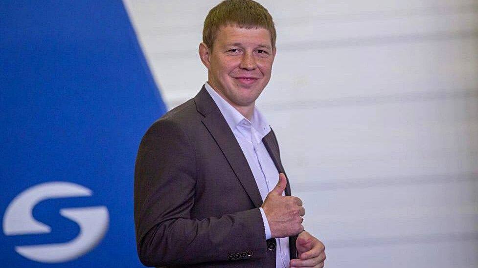 Знакомьтесь, Иван Нифонтов. Новый вице-губернатор и министр спорта Ставрополья Дзюдоист и олимпийский призёр Иван Нифонтов занял пост заместителя председателя правительства Ставропольского края. Он будет курировать спорт, культуру и социальную сферу. Также он официально назначен министром спорта региона. Соответствующий приказ подписал губернатор Владимир Владимиров 23 июня. Нифонтов переехал на Ставрополье из Алтайского края, где ранее руководил региональным минспорта. В его спортивной карьере — золото чемпионатов мира и Европы и бронза Олимпиады-2012.