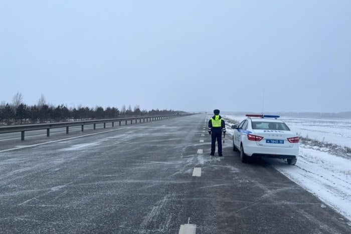 На Серовском тракте внезапно снизили скорость движения  На Серовском тракте вскоре установят знаки, ограничивающие скорость до 70 километров в час. Это сделают на участке с 11-го по 28-й километр  от Екатеринбурга до Балтыма .   Скорость понизят из-за неудовлетворительного состояния трассы. Знаки «Ограничение максимальной скорости», а также «Неровная дорога» начнут устанавливать с 31 января 2025 года. Они будут действовать, пока дорожники не приведут проезжую часть в порядок.   — Владельцы автомобильных дорог имеют право ограничивать скорость движения транспорта для обеспечения безопасности дорожного движения из-за дефектов покрытия, — сообщили порталу E1.RU в управлении автомобильных дорог Свердловской области.