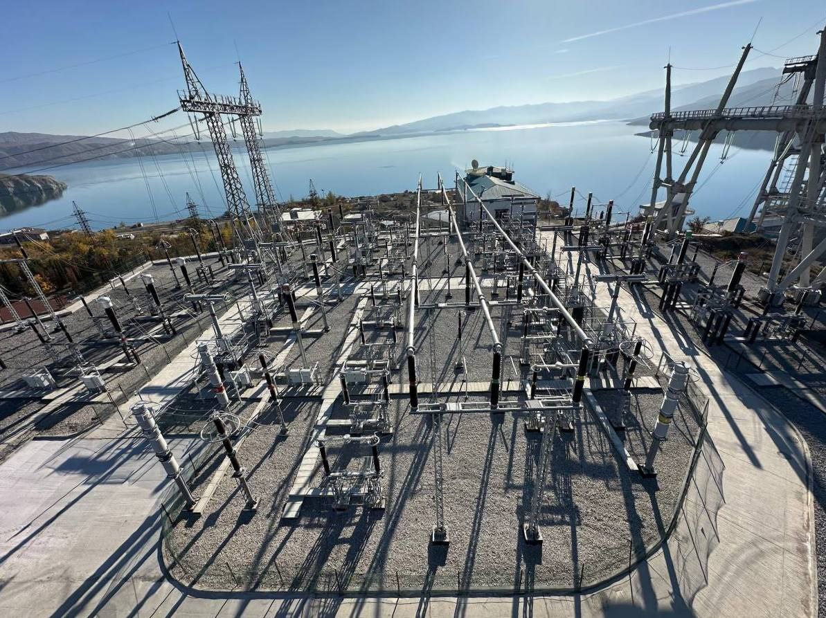 Мощность Чиркейской ГЭС увеличится до 1100 МВт в ходе масштабной реконструкции На Чиркейской гидроэлектростанции крупнейшей на Северном Кавказе продолжается комплексная модернизация которая позволит увеличить установленную мощность объекта с 1000 до 1100 МВт Проект реализуется филиалом ПАО РусГидро Дагестанский филиал Ход выполнения работ В 2025 году завершена замена первого гидроагрегата и силового трансформатора 2 Проведено полное обновление оборудования двух секций шин ОРУ 330 кВ Ведутся работы по замене гидроагрегата 3 и монтажу трансформатора 3 Ввод в эксплуатацию первой секции шин запланирован на ноябрь 2025 года Перспективы проекта   Завершение реконструкции оставшегося оборудования намечено на 2026 2028 годы   Общий объем инвестиций составляет 22 2 млрд рублей   Рост мощности на 10 будет достигнут за счет модернизации гидротурбин и генераторов Чиркейская ГЭС расположенная на реке Сулак в Буйнакском районе Дагестана играет ключевую роль в энергосистеме Юга России работая в пиковой части графика нагрузок и обеспечивая оперативное замещение мощности при аварийных ситуациях