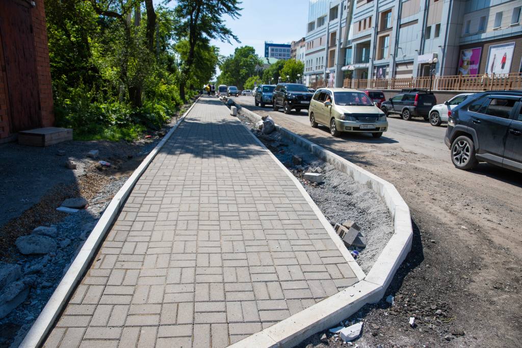 Мэрия Владивостока пытается отсудить 3 млн. неустойки у подрядчика «ИнвестСтройТорг», которому заплатила более 170 млн. за ремонт дорог по ул. Никифорова, ул.Сафонова, ул. Героев Хасана    В суд первой инстанции подан иск о взыскании неустойки за ненадлежащее выполнение работ по муниципальному контракту   Между Управлением дорог администрации  г.  Владивостока и ООО «ИнвестСтройТорг»заключен муниципальный контракт на выполнение работ по ремонту автомобильных дорог по ул. Никифорова, ул.Сафонова, ул. Героев Хасана на территории Владивостокского городского округа. Стоимость цена контракта составила 170 214 702 руб.  В рамках заключенного контракта подрядчик принял на себя обязательства по отремонтировать автомобильные дороги в предусмотренные контрактом срокиу.  Ответчик просрочил выполнение работ, вследствие чего между сторонами было заключено соглашение о расторжении контракта.  По мнению истца, ООО «ИнвестСтройТорг» обязано уплатить пеню за просрочку выполнения работ и штраф за каждый факт неисполнения или ненадлежащего исполнения подрядчиком обязательства, предусмотренного контрактом.  Истцом в адрес ответчика было направлено претензионное письмо с требованием произвести оплату неустойки в размере 3 081 696  рублей.  В связи с тем, что ответчик не исполнил финансовые обязательства в установленный срок, истец обратился с исковым заявлением в Арбитражный суд Приморского края.  ‼ Судебное заседание назначено на 31.07.2025 года.
