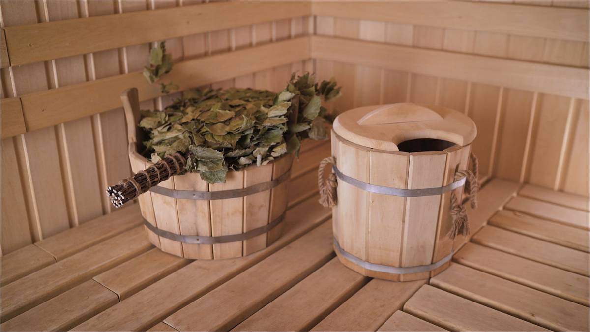 Силовики ворвались в женскую баню Бодрость в Екатеринбурге на улице Первомайской со странным объяснением Одна из посетительниц пояснила в беседе с порталом E1 ru что один из сотрудников Росгвардии в ответ на возмущение заявил о бесполости Горожанка отметила что у оперативника на груди висела камера Как утверждает она некоторые гостьи заведения в момент визита были голыми другие успели спрятаться в раздевалках Жительница Екатеринбурга разъяснила что когда силовики нагрянули баня уже закрывалась Их было шесть человек но зашел только один в маске остальные остались в коридоре добавила она подчеркнув что сотрудники бани не предупреждали посетительниц о проверке со стороны правоохранителей В свою очередь директор бани не стал комментировать произошедшее Ранее сообщалось что двое жителей Удмуртии организовали лабораторию по производству мефедрона в бане