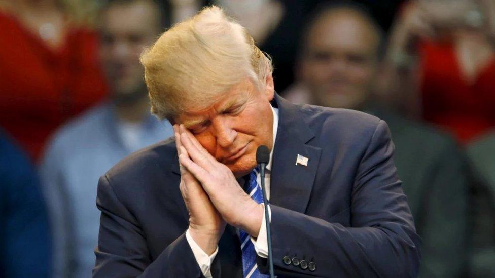 Трамп не может спать из-за неразрешённого конфликта на Украине — WSJ Президент США Дональд Трамп столкнулся с трудностями в реализации своих обещаний о быстром завершении конфликтов на Украине и в секторе Газа, пишет издание. По данным издания, на закрытой встрече с крупными донорами в своём клубе во Флориде Трамп признал, что ситуация с конфликтом на Украине мешает ему спать по ночам. Об этом WSJ сообщил один из участников мероприятия. На той же встрече американскй президент заявил, что с Путиным ему было особенно сложно, поскольку тот хотел «всего целиком». У Трампа также нашлось объяснение, почему не получается прекратить войну в секторе Газа — ему сложно найти решение, ведь «они воевали тысячу лет».