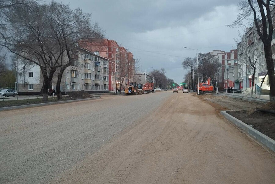 В Благовещенске продолжается масштабная дорожная кампания. Так, по нацпроекту «Инфраструктура для жизни» практически отремонтирован один из участков улицы Ленина. Работы на отрезке от Лазо до Пушкина планируют завершить 18 мая. Подрядчику осталось установить люки, нанести дорожную разметку и установить соответствующие знаки. В этом году ремонт продолжится до Первомайской. Жители отмечают, преображение улицы Ленина в этом районе — долгожданное событие. Многие годы она нуждалась в капитальном ремонте. Как сообщает городской отдел по организации транспортного обслуживания населения администрации Благовещенска, с общественным транспортом проблем из-за перекрытий нет. На сегодняшний день отработаны все схемы, где ведутся дорожные работы. Объезды для общественного транспорта обеспечены. В этом году по нацпроекту «Инфраструктура для жизни» в городе отремонтируют Ленина от Пушкина до Первомайской, 50-летия Октября от Амурской до Ленина, Горького от Калинина до Больничной, Амурскую от Кузнечной до Чайковского, Мухина от Пролетарской до ж/д переезда, Конную от Пушкина до Набережной, Октябрьскую от 50-летия Октября до Калинина, Краснофлотскую от Театральной до Островского, сообщает пресс-служба мэрии Благовещенска.