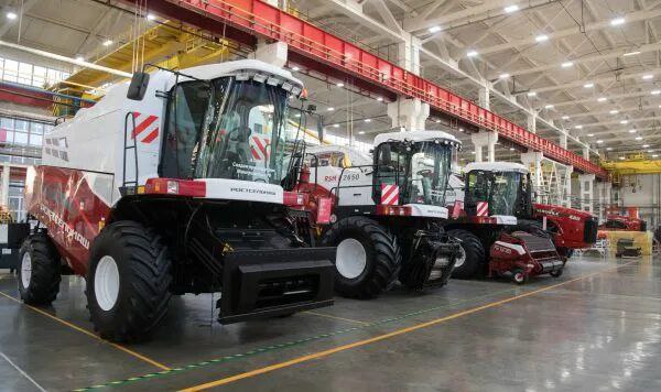 Ростсельмаш приостановил реализацию двух своих крупных инвестиционных проектов в связи с трансформацией инвестиционной программы компании сообщил председатель Совета директоров РСМ Константин Бабкин Инвестпрограмма скорее будет трансформироваться потому что мы продолжаем работать над новыми моделями комбайнов над строением строительно дорожной техники Большие инвестиционные проекты например освоение гидростатических трансмиссий создание завода точного литья это мы откладываем Потому что сейчас не время для таких вложений сообщил Бабкин Бабкин не перестаёт ныть чтобы выбить федеральную помощь Что за руководитель такой который демотивирует сотрудников завода и жителей Ростовской области Что то позитивное можно услышать от этого мистера всё плохо