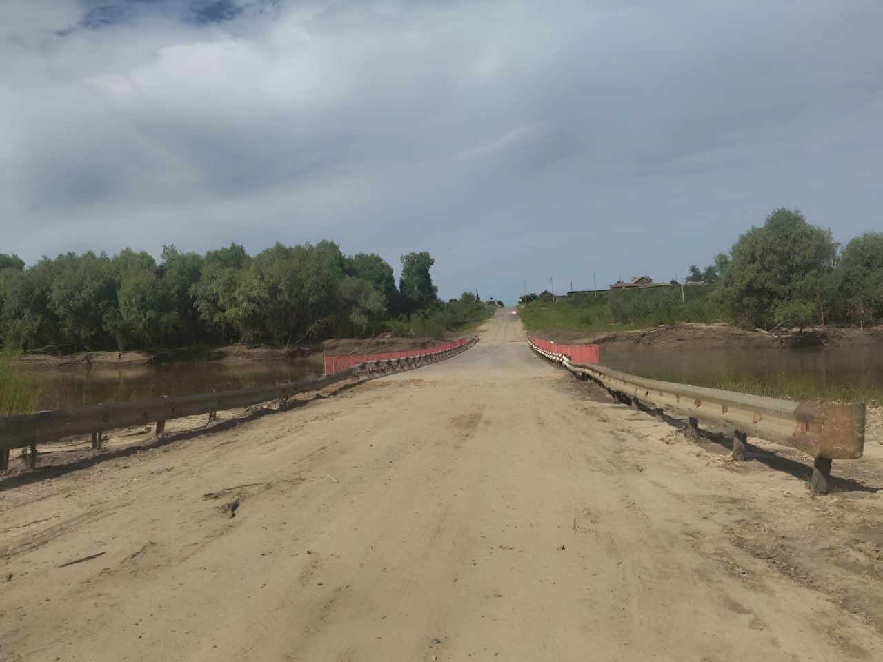 В Викуловском муниципальном округе возобновлено движение транспорта по мосту в селе Балаганы Это был последний затопленный мост в муниципалитете. Сооружение через реку Ишим, расположенное на автомобильной дороге Нововяткино-Балаганы-Заборка, обследовали специалисты ДРСУ-5 АО "ТОДЭП". Видимых разрушений элементов моста и дорожного полотна не выявлено. Комиссией по предупреждению и ликвидации чрезвычайных ситуаций принято решение о возобновление движения транспорта по мосту. Перевозки пассажиров через мост начнутся завтра, 9 июля. Администрация Викуловского муниципального округа.