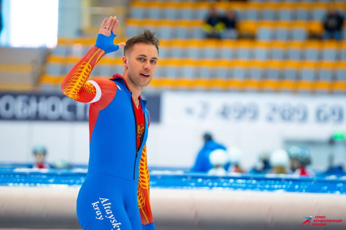 Алтайский конькобежец стал чемпионом Кубка России Спортсмен краевого Центра спортивной подготовки воспитанник СШОР Клевченя Виктор Муштаков выиграл все четыре забега в спринтерском многоборье Об успехах нашего земляка рассказали в Министерстве спорта Алтайского края Всего на лёд Уральской молнии в Челябинске вышли более сотни сильнейших конькобежцев из 18 регионов России Спортсмены боролись за лидерство по программе многоборья спринтерского 500 1000 метров и повторно 500 1000 метров и классического 500 метров 1500 метров 3000 5000 метров Союз конькобежцев России